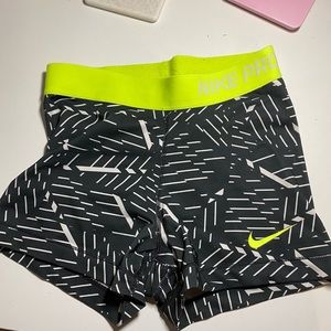 black and white patterned nike pros